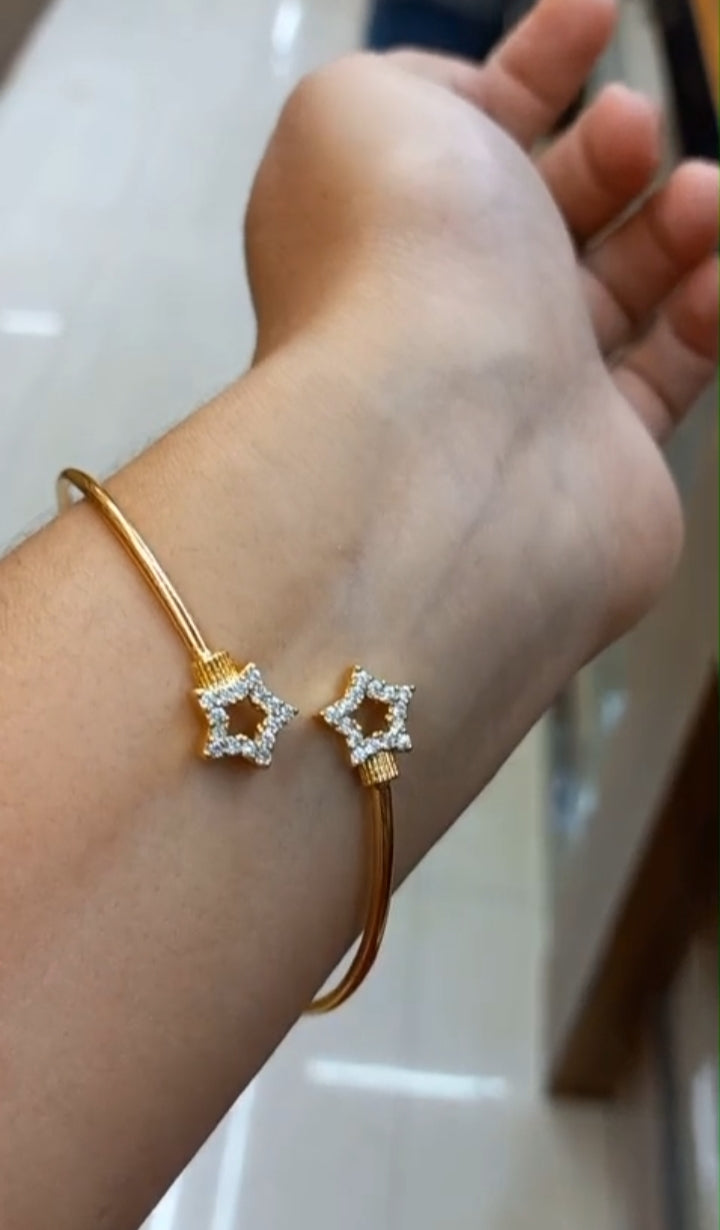 Premium gold plated American DIMOND Bangle 


Code : Bstar4 Jewel byjuwaan