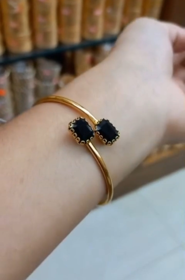 Unique Gold Plated Black Amethyst Stone Bangle




Code: BAMS2 Jewel byjuwaan