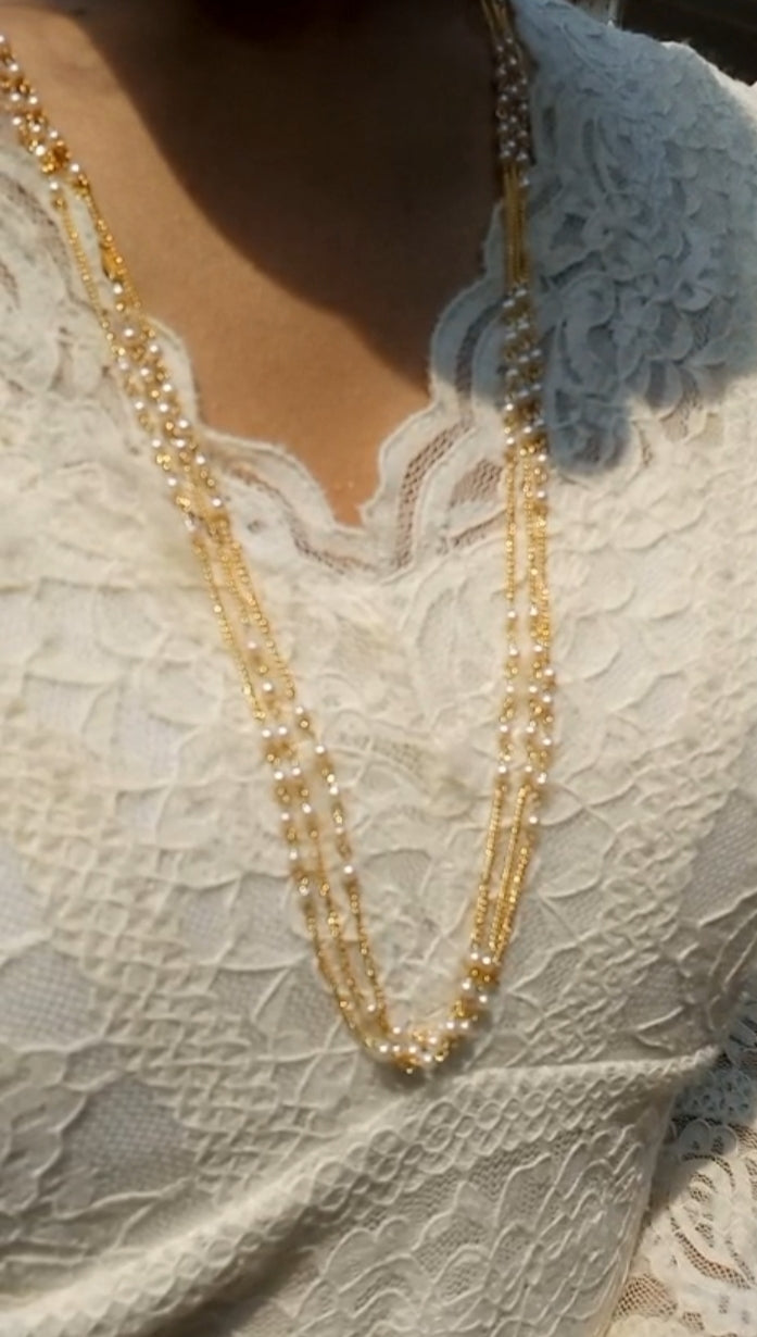 3 layer beautiful  pearl neck chain


Code : RWC3L


Round white chain 3 layer Long Jewel byjuwaan